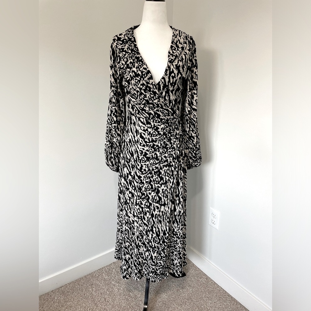 H&M Black and White V Neck Wrap Crinkle Texture Dress w Bishop Sleeve Size Small